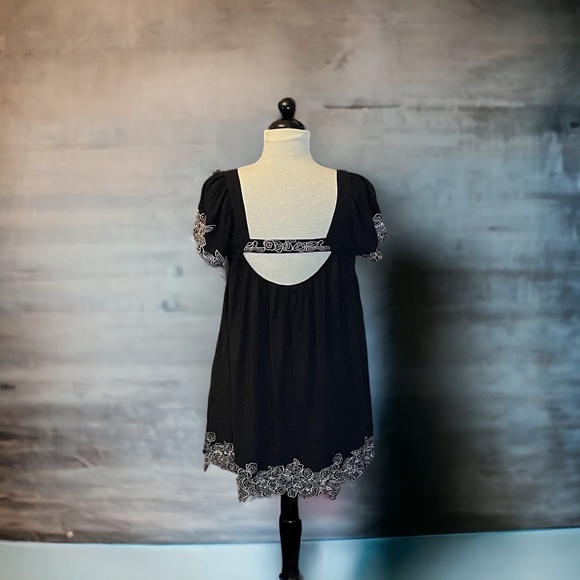 FOREVER 21 Black Mini Dress Embroidered Detail Deep Back Sz M - Picture 2 of 6
